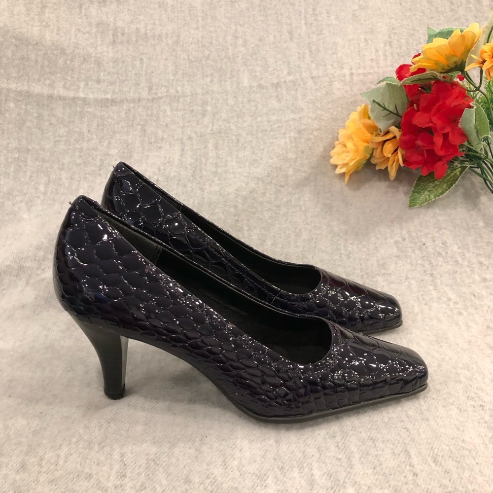 NWT - Aerosoles Dark Purple Reptile-Textured Patent Heeled Pumps